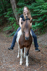 Attraktive junge Frau reitet auf Ihrem Pferd