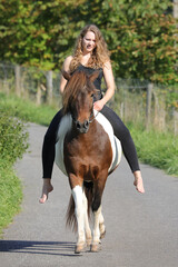 Attraktive junge Frau reitet auf Ihrem Pferd