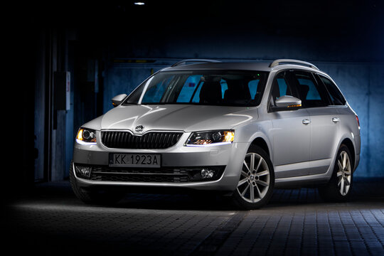 Skoda Octavia III (MK3) from the front, silver. The car has LED and Xenon headlights. Parking is permitted in underground or multi-story car parks. No designated parking space. A station wagon