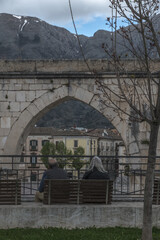 Paar sitzend vor dem Aqu&auml;dukt in Sulmona, Abruzzen