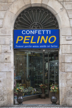 Eingang zu einem Confetti-Gesch&auml;ft in Sulmona