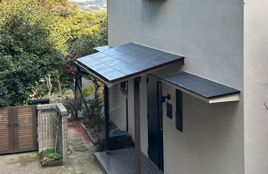 戸建て住宅の玄関に設置されている庇屋根