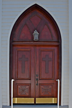 Gothic style entryway into church with Latin and Maltese crosses