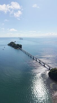 Vista a&eacute;rea del puente peatonal sobre el mar en la Bah&iacute;a de Saman&aacute;, Rep&uacute;blica Dominicana