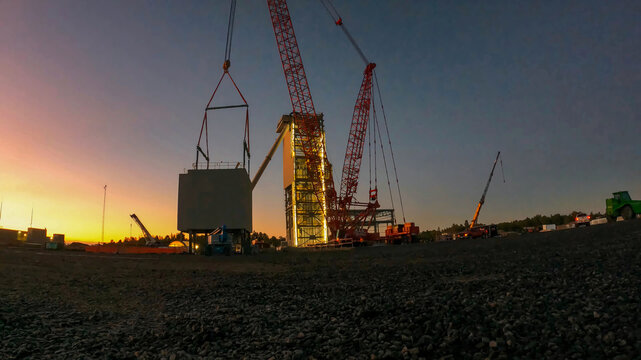 Assembly process using telescopic cranes of pre-assembled modules of metal structures