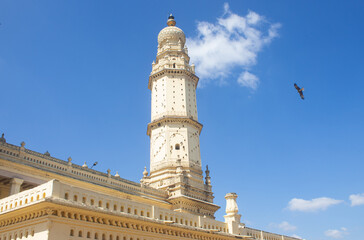 Obraz premium India, Karnataka, Mysuru, Beautiful View of Yellow Minaret of Masjid-i-Ala Srirangapatna, Tipu Sultan's Prayer Masjid.