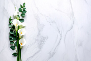 白いカラーの花とユーカリの葉のシンプルなブーケと大理石の背景