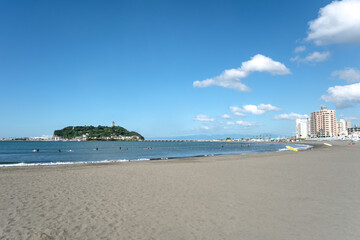 片瀬海岸 波待ちするサーファーと江の島