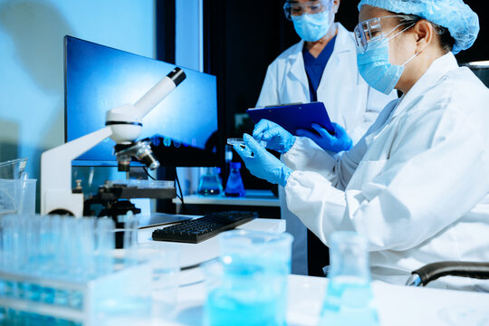 Medical scientists analyzing brain scan images in a modern laboratory. Neuroscience, diagnostics, medical research, healthcare technology, and clinical teamwork