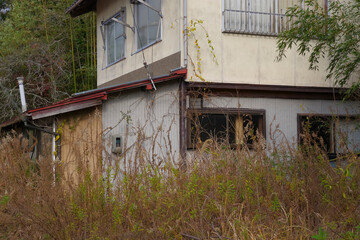 老朽化が進んだ限界集落の廃屋