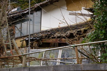 老朽化が進んだ限界集落の廃屋