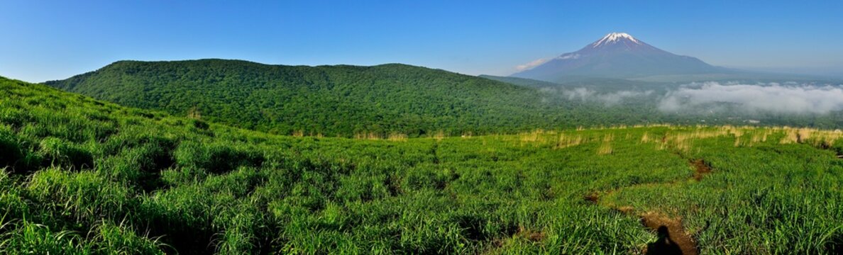 丹沢の鉄砲木ノ頭（明神山）より　三国山稜と富士山のパノラマ
