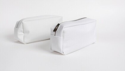 白背景に並ぶ2つのミニマルなジッパーポーチ / Two minimalist zippered pouches on a clean white background
