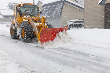 道路の除雪をする除雪車