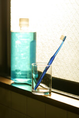 青い歯ブラシと夕日