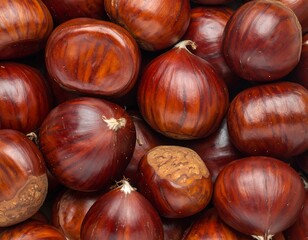 Obraz premium Close-up of roasted, shiny, brown chestnuts