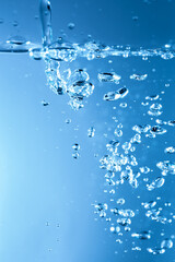 水を注いで出来る気泡