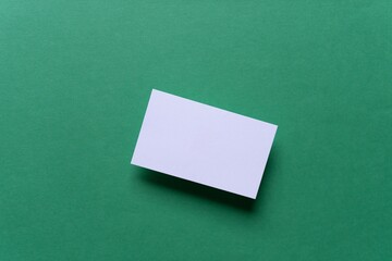 緑背景に白いカード