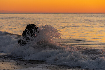 岩に打ち付ける波
