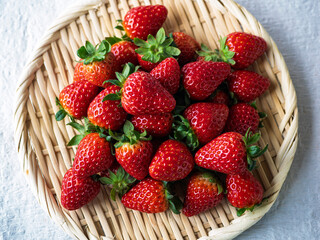 旬の輝き！新鮮な採れたて完熟苺