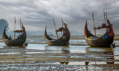 Obraz premium Landscape View of Inani Sea Beach with Traditional Boats. Wooden Fishing Boats on the Bay of Bengal Coastline