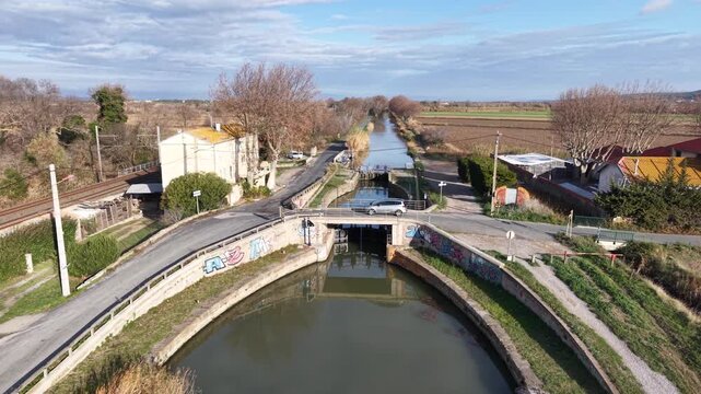 L'&eacute;cluse de Mandirac sur le canal de la Robine entre Narbonne et Port la Nouvelle .