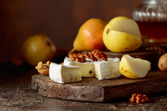 Camembert cheese with pears, walnuts, and honey.
