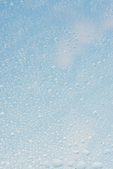 ガラスについた水と青空