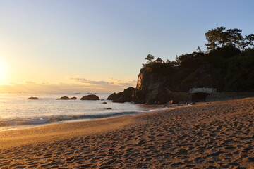 砂浜を照らす朝日　冬　（高知県　桂浜）