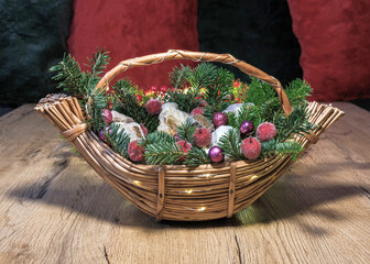Świąteczny kosz z dekoracjami i lampkami © PIOTR D