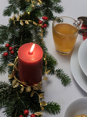 Świąteczna dekoracja stołu z zapaloną spiralną świecą © PIOTR D