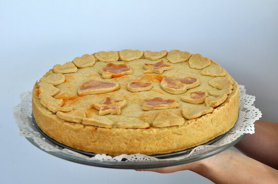 torta empanado de camar&atilde;o com decora&ccedil;&atilde;o de cora&ccedil;&otilde;es 