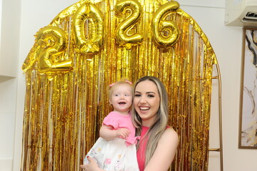 mulher celebra com bebe 2026 dourado 