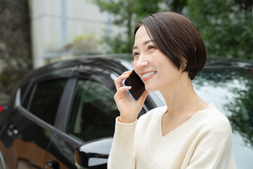 Fototapeta premium スマホを持つ女性 車 査定