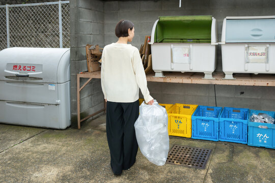 ゴミ出しをする女性
