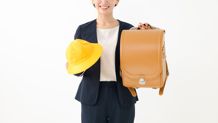 ランドセルを持った女性