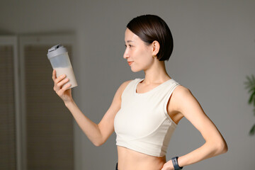 プロテインを飲む女性