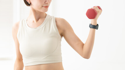 ダンベルで運動する女性