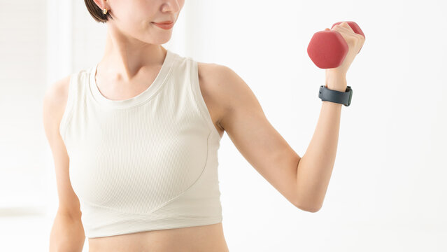 ダンベルで運動する女性