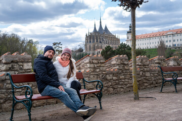 Pareja de turistas enamorados en una plaza de kutná hora, con la Catedral de fondo