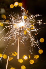 Brennende Wunderkerze am Weihnachtsbaum