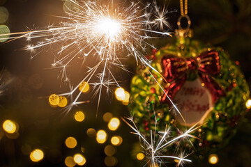 Brennende Wunderkerze am Weihnachtsbaum