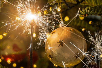 Brennende Wunderkerze am Weihnachtsbaum