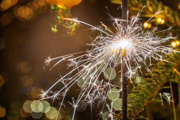 Brennende Wunderkerze am Weihnachtsbaum