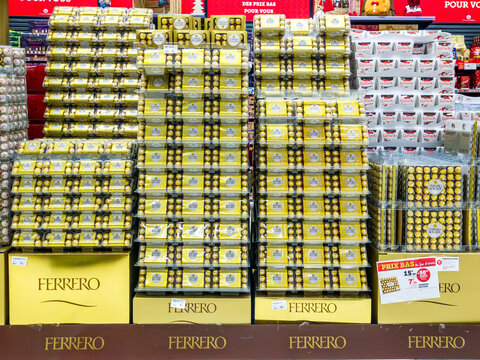 Le rayon d'un supermarch&eacute; avec des chocolats en periode de fete ferrero rocher