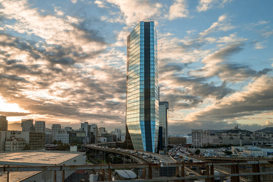 La tour cma-cgm dans e quartier euromediterran&eacute;e &agrave; marseille