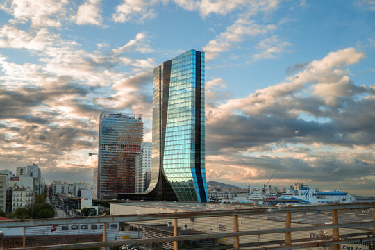 La tour cma-cgm dans e quartier euromediterran&eacute;e &agrave; marseille