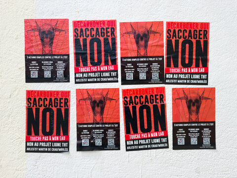 Des affiches contre la ligne electrique a haute tension qui traverse la camargue