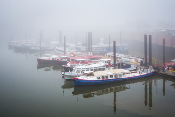 Hafenbarkassen Hamburg im Nebel
