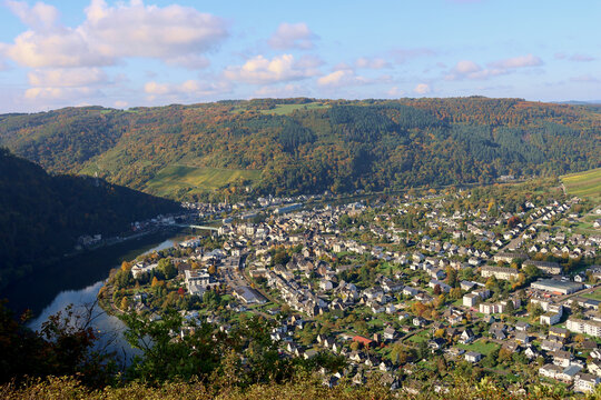Aussicht auf die Mosel und Traben-Trarbach vom Ort Starkenburg im Landkreis Bernkastel-Wittlich in Rheinland-Pfalz im Herbst. Aussicht vom Wanderweg Moselsteig Seitensprung Leiermannspfad.